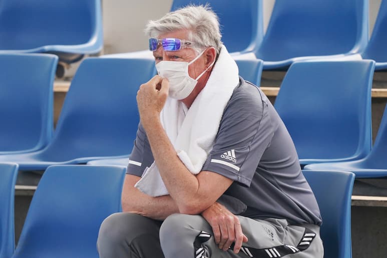 Un espectador usa cubrebocas por el humo y la mala calidad del aire durante una jornada de entrenamiento previo al Abierto de Australia en el Melbourne Park. (AP)