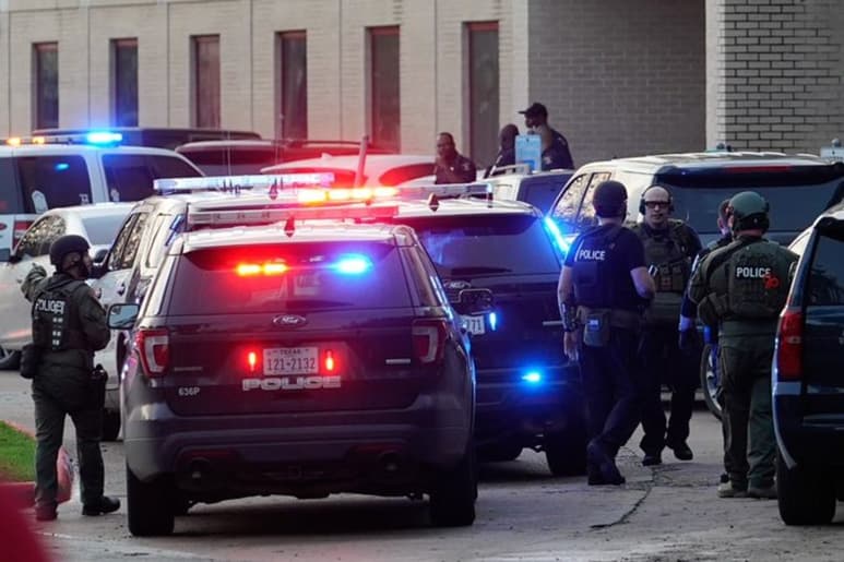 La ciudad, un suburbio al oeste de Houston, confirmó en Twitter el tiroteo y señaló que el sospechoso permanece prófugo. (AP)