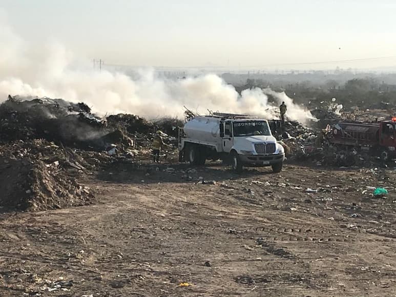 El personal del departamento de Bomberos de Ciudad Lerdo acudió al lugar para combatir el incendio. (EL SIGLO DE TORREÓN)