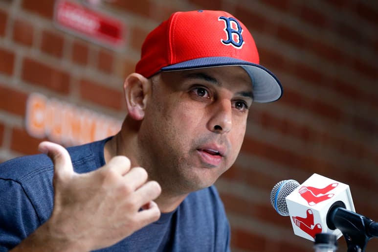 Alex Cora era coach de banca de los Astros en 2017, año en el que Houston elaboró un sistema para robar señales. (ARCHIVO)