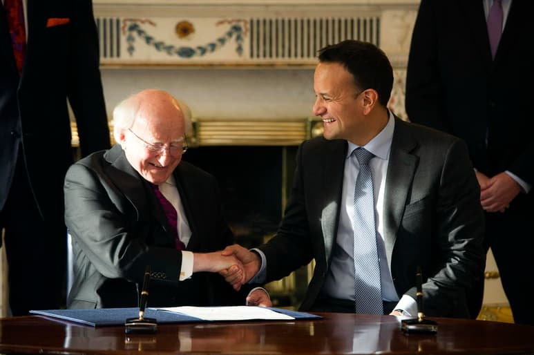El primer ministro irlandés, Leo Varadkar (d), comunicó la fecha de los comicios durante una reunión de su Consejo de Ministros. (EFE)