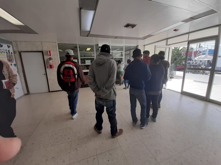 Admiten que todavía trabajan para poder resolver en definitiva la falta de medicina en el IMSS. (EL SIGLO DE TORREÓN / Diana González)
