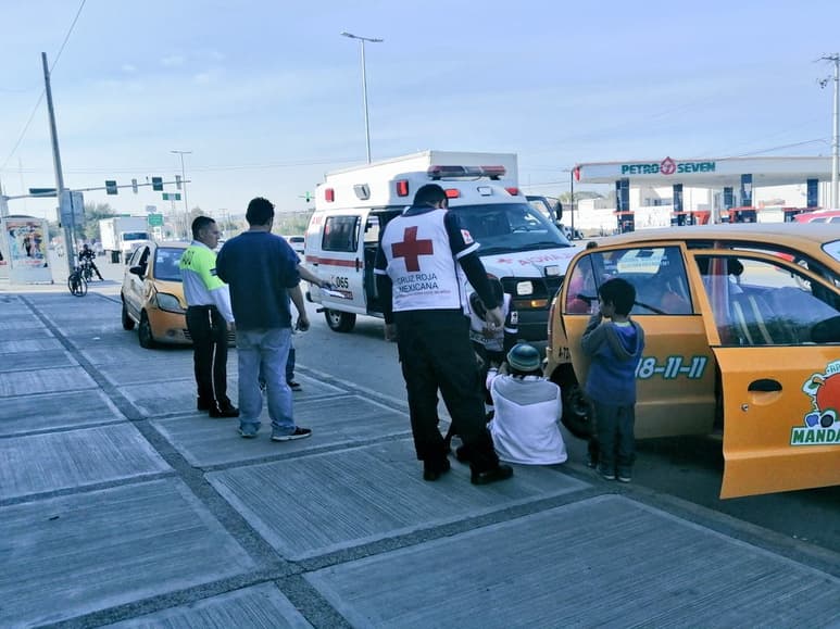 Chocan dos taxis en el Centro de Torreón, sobre bulevar Independencia, a la altura de la calle Donato Guerra. (EL SIGLO DE TORREÓN)