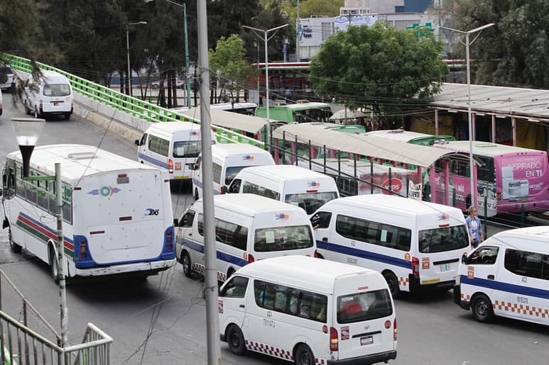 La unidad circulaba sobre la carretera México-Cuautla a la altura de la parada de los autobuses Cardenal. Se reportaron tres personas muertas y otra más herida. (ARCHIVO)