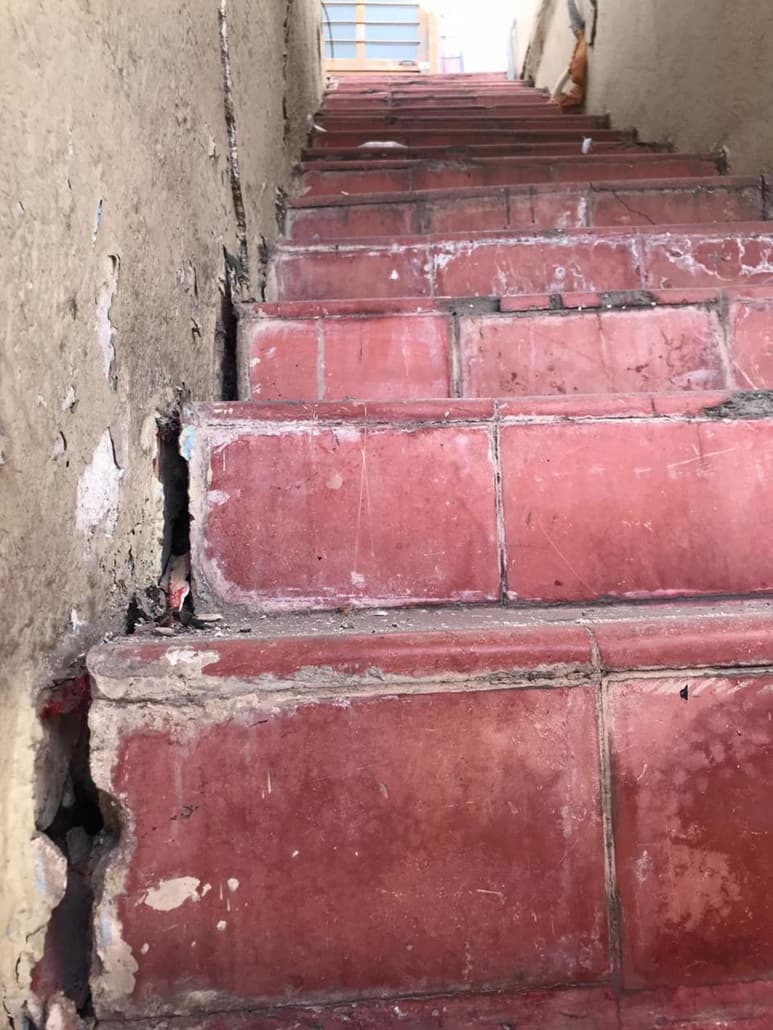 En los últimos cinco días muros, escaleras y pisos del inmueble se han agrietado y algunas partes del suelo presentan declives notorios.
(EL SIGLO COAHUILA)