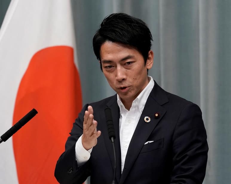 El ministro del Ambiente, Shinjiro Koizumi promueve la licencia por paternidad. (ARCHIVO)