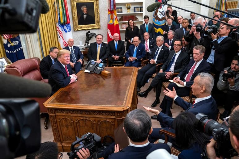 Donald Trump, selló con el viceprimer ministro chino, Liu He, la primera fase del acuerdo comercial entre EUA y China. (ARCHIVO)