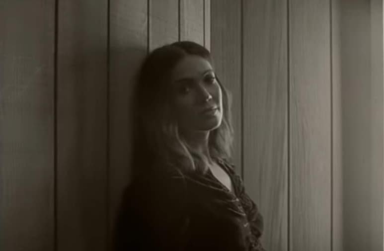 La estadounidense Mandy Moore estrenó su sencillo Save a little for yourself, así como el video musical, ya disponible en plataformas digitales. El nuevo lanzamiento pertenece a su séptimo álbum Silver landings, que estrenará después de 10 años. (ESPECIAL)