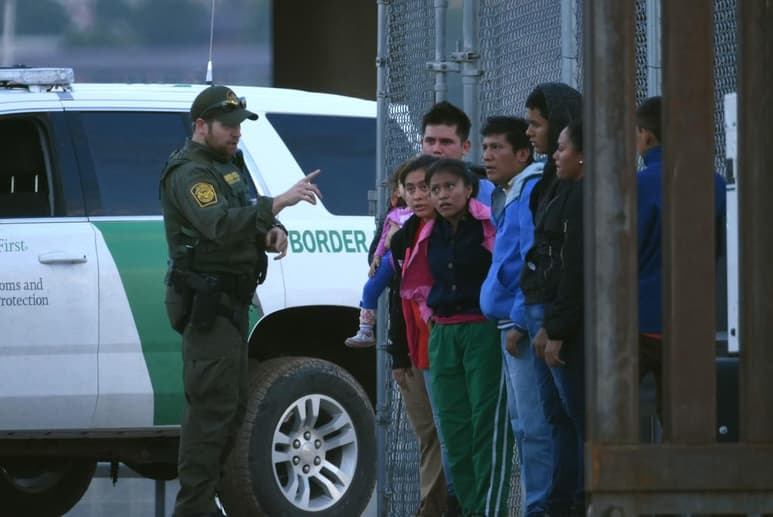 Los migrantes que temen por su seguridad si son enviados a México deberán contar con representación de abogados, determinó el magistrado Dana Sabraw. (ARCHIVO)