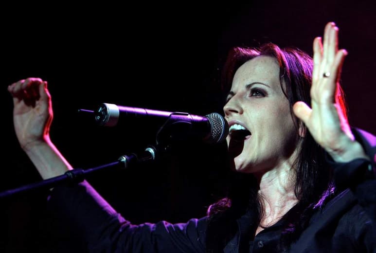 Dolores O’Riordan, quien formó parte de dicha banda desde el 1990, y quien también gozó de un proyecto solista, tuvo una sorpresiva muerte hace dos años debido a un trágico accidente donde, luego de consumir una cantidad excesiva de alcohol, se ahogó en una bañera de hotel, quedándose dormida. (ARCHIVO)