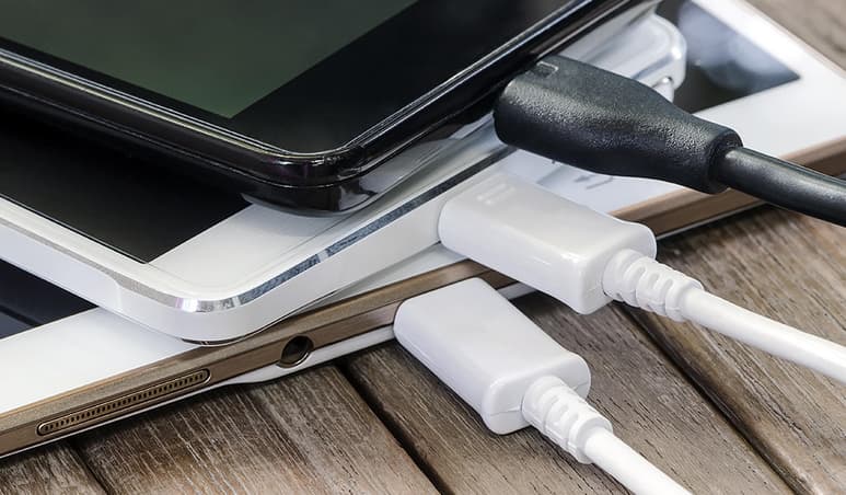 Un cargador común debería adaptarse a todos los teléfonos móviles, tabletas, lectores de libros electrónicos y otros dispositivos portátiles, insistirán los eurodiputados. (ESPECIAL)