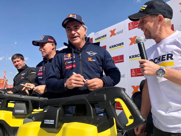 Carlos Sainz (c) sacó una importante ventaja sobre sus más cercanos perseguidores, a falta de dos etapas para que acabe la carrera. (ARCHIVO)