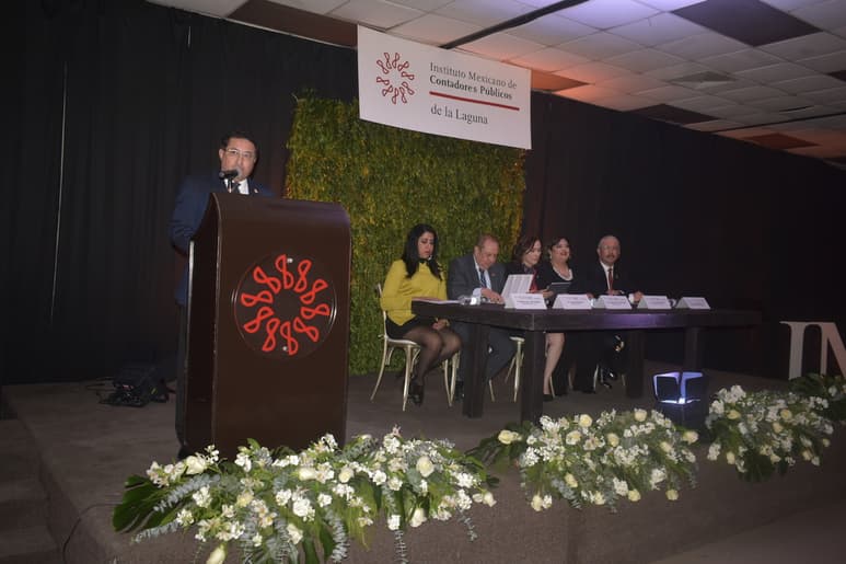 Agremiados al Instituto Mexicano de Contadores Públicos, rindieron protesta a la nueva presidente del Consejo 2020 de la Laguna. (EL SIGLO DE TORREÓN)