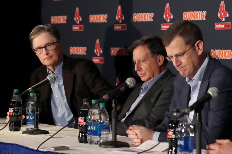 De izquierda a derecha, el dueño de los Medias Rojas de Boston John Henry, el presidente Tom Werner y el director ejecutivo Sam Kennedy durante una rueda de prensa en el estadio Fenway Park. (AP)