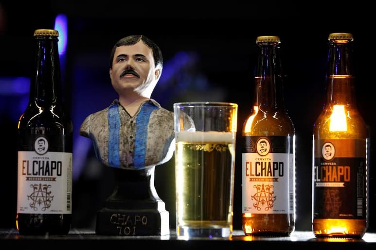 Vista de la cerveza artesanal de la marca El Chapo 701, exhibida durante la expo Intermoda que se celebra en la ciudad de Guadalajara. (ARCHIVO)