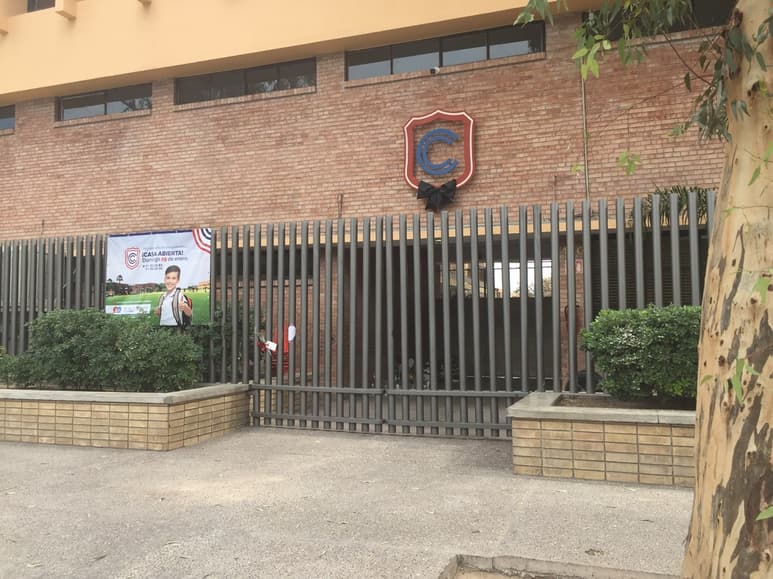 El lunes se abrieron las puertas del colegio para atender a los padres de familia con el protocolo de contención emocional postraumático. Ayer se ofreció una plática especialmente para los alumnos. (GUADALUPE MIRANDA)