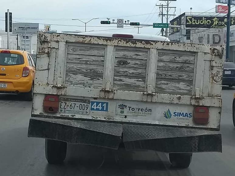 En un recorrido hecho por El Siglo de Torreón se pudo observar a al menos dos vehículos del Simas circulando con placas vencidas. (ROBERTO ITURRIAGA)