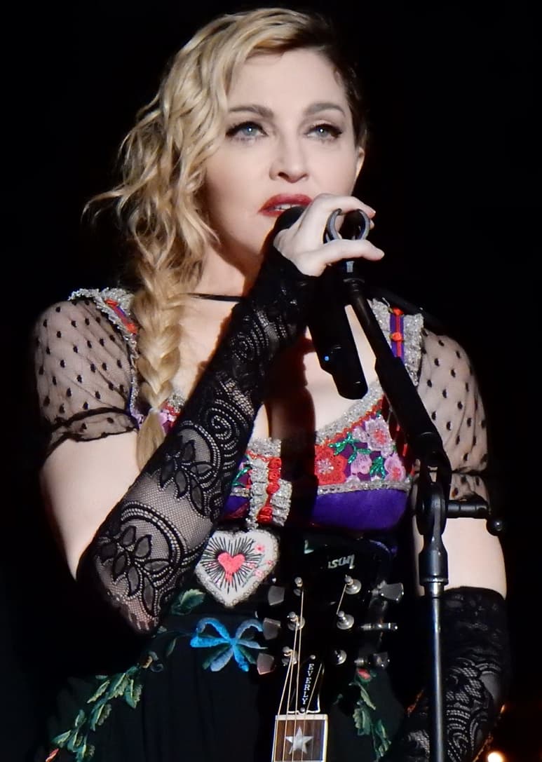 Enérgica. En concierto, la cantante Madonna acusa a Donald Trump de inventarse una guerra con Irán. (ESPECIAL)