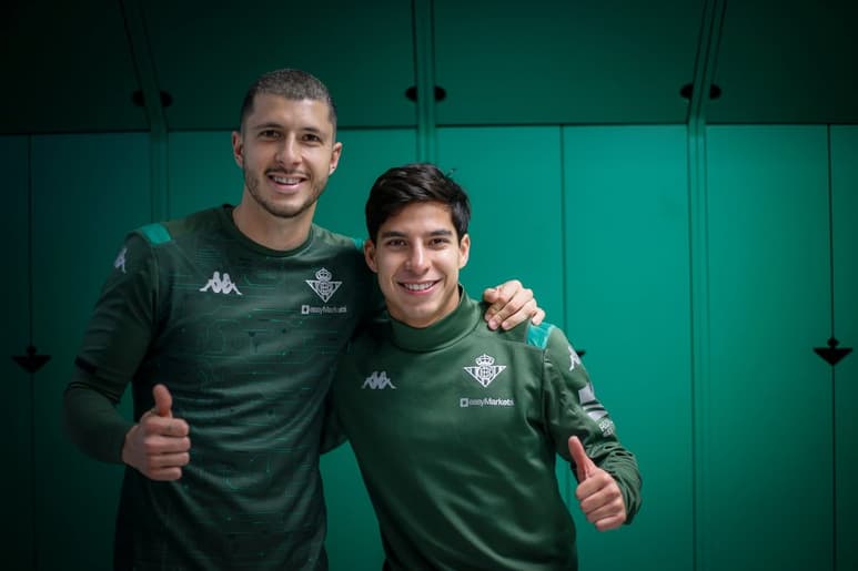 Guido Rodríguez (i) y Diego Lainez, ambos exjugadores del América, ahora se reencuentran en el Betis. (CORTESÍA)