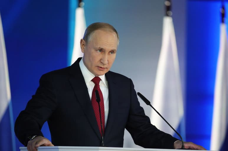 La renuncia del primer ministro abre muchos interrogantes sobre el futuro del propio Putin (foto). (EFE)