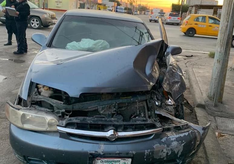 Camioneta impacta a auto en calles de Sol de Oriente, de Torreón (EL SIGLO DE TORREÓN)