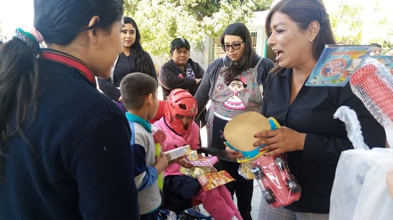 La presidenta honoraria del DIF Matamoros, Irma Hernández Alcocer, acudió este miércoles a los dos Centros de Atención Múltiple (CAM). (CORTESÍA)