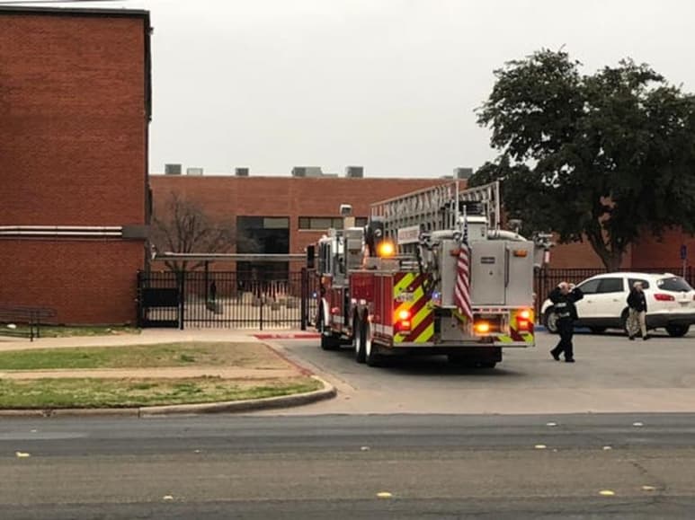 Un alumno de secundaria de Texas que había sido suspendido apuñaló a dos de sus compañeros la mañana del jueves antes de huir de la escuela. (ESPECIAL)
