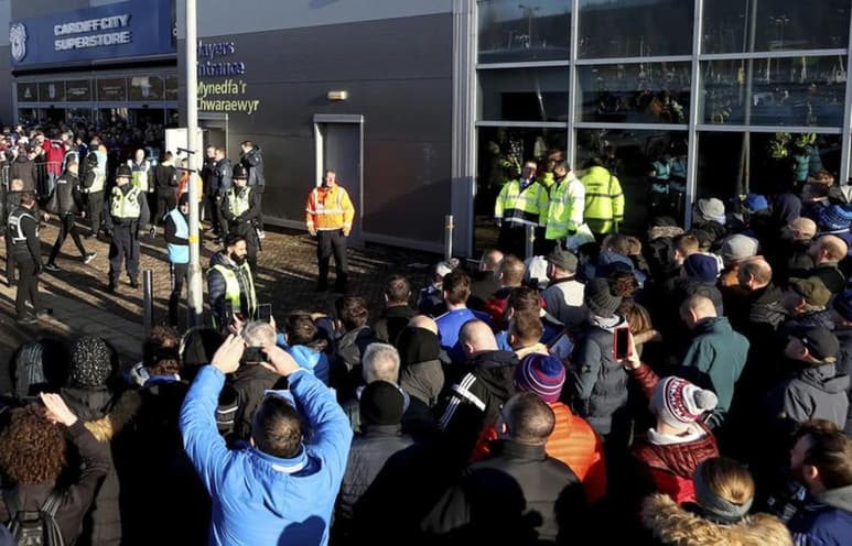 Cuando la policía británica utilizó cámaras de reconocimiento facial para monitorear a las muchedumbres que llegaban a partidos de futbol en Gales, algunos fanáticos protestaron cubriéndose la cara. (ESPECIAL)