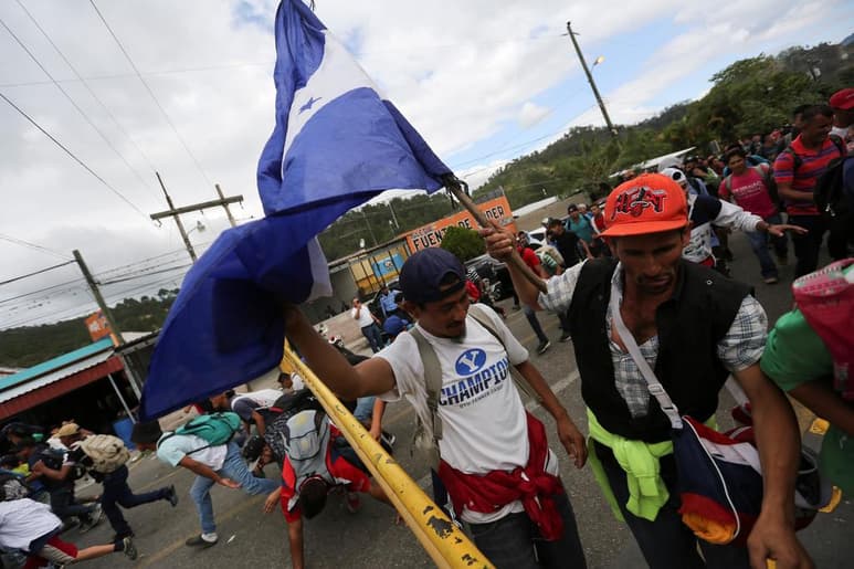 Entre 900 a dos mil hondureños que lograron ingresar a Guatemala desde la víspera, transitan por este país rumbo a Estados Unidos. (EFE)