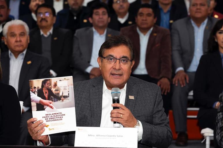 El secretario general del Sindicato Nacional de Trabajadores de la Educación (SNTE), Alfonso Cepeda Salas. (ESPECIAL)