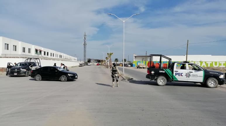 Hasta el lugar arribaron los agentes de las diversas corporaciones de seguridad quienes encontraron a los dos presuntos agresores muertos, así como a un elemento de la Agencia de Investigación Criminal de la Fiscalía herido de bala.
(EL SIGLO DE TORREÓN)