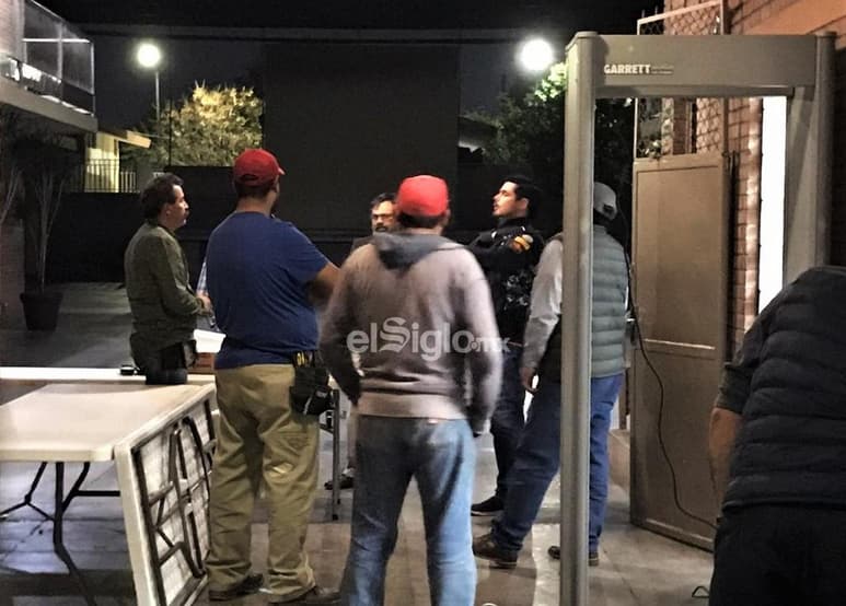 Durante el transcurso de este jueves, las autoridades educativas iniciaron con la instalación de los arcos detectores de metal. (EL SIGLO DE TORREÓN)