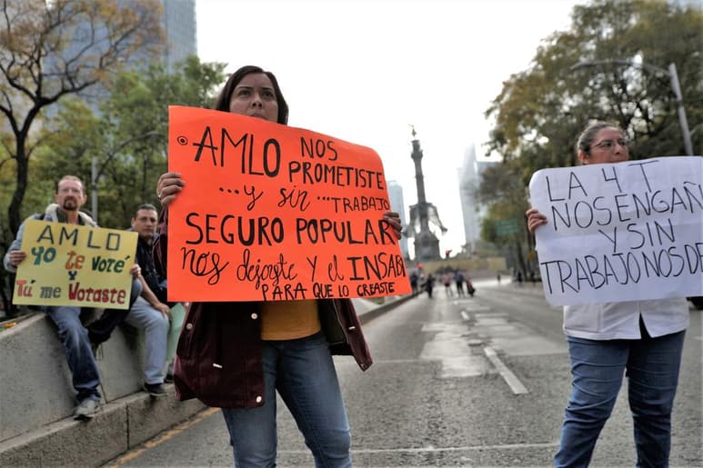 Agregó que aún no hay certidumbre de que puedan continuar trabajando en el sector salud a través del Insabi, pues serán los estados quienes definirán el futuro de los exempleados del Seguro Popular. (EL UNIVERSAL)