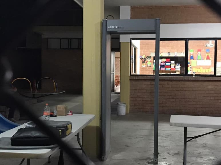 Bajo nuevas disposiciones de seguridad, los alumnos del Colegio Cervantes regresarán a clases este viernes a una semana de la tragedia. En la entrada del plantel se colocarán detectores de metal. (EL SIGLO DE TORREÓN)