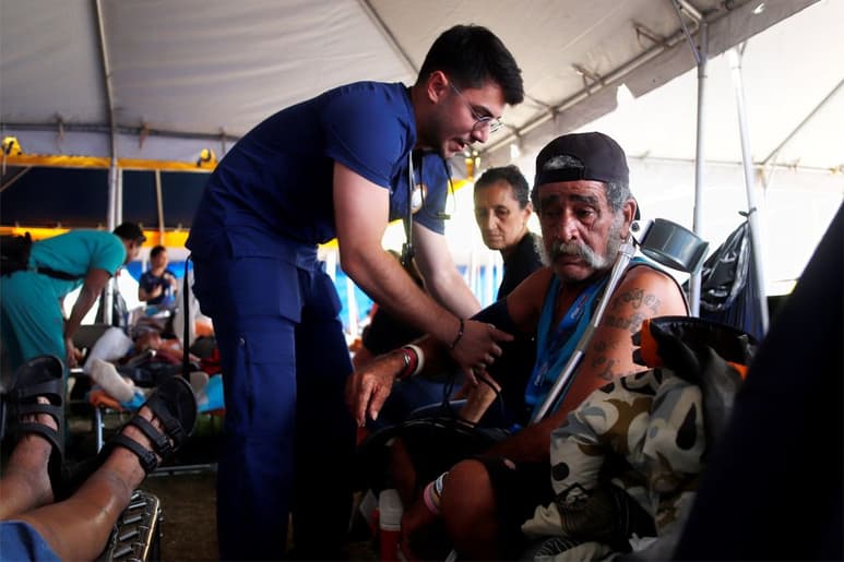 Un personal médico toma la presión a una persona refugiada por el terremoto. (ARCHIVO)