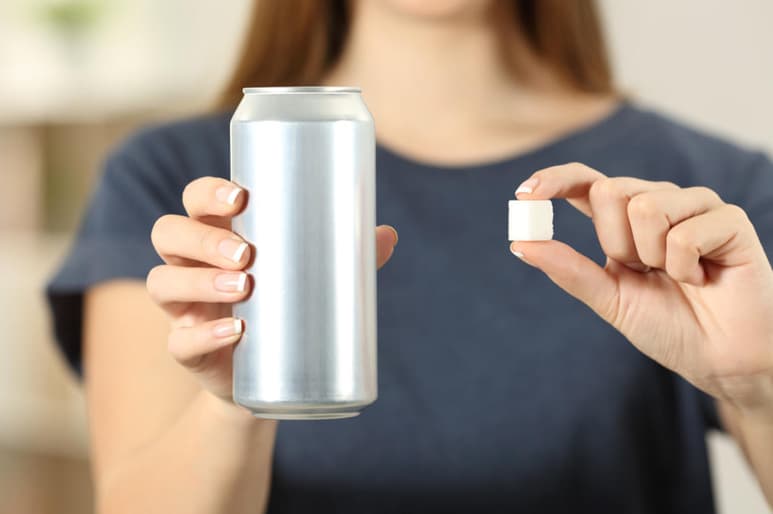 Las mujeres con mayor consumo de bebidas azucaradas tienen 32 por ciento más riesgo de presentar diabetes. (ARCHIVO)
