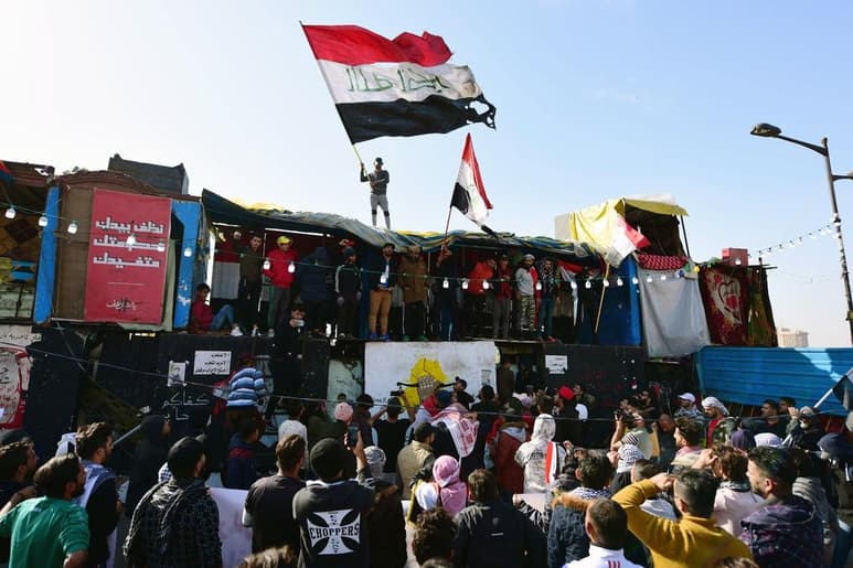 Miles de manifestantes salieron hoy a las calles de Bagdad y de las provincias del centro y el sur de Irak para exigir la formación de un nuevo Ejecutivo encabezado por una figura independiente. (ARCHIVO)