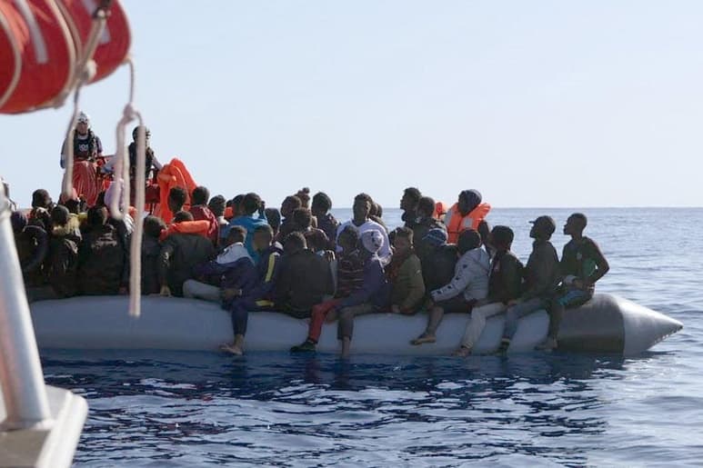 El barco civil Ocean Viking rescató este viernes a 39 migrantes que se encontraban en un bote en peligro, entre alto oleaje y viento fuerte, frente a las costas de Libia. (ARCHIVO)