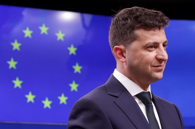 El presidente ucraniano Vladimir Zelenski (foto) rechazó hoy la renuncia presentada previamente por el primer ministro Oleksiy Honcharuk. (ARCHIVO)