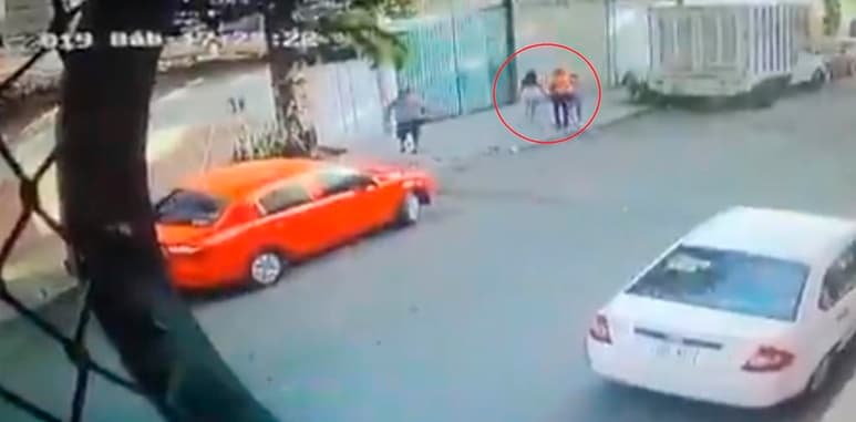 En el clip se aprecia a la familia retirarse en un carro rojo después de tomar a la mascota y llevársela con ellos (CAPTURA)