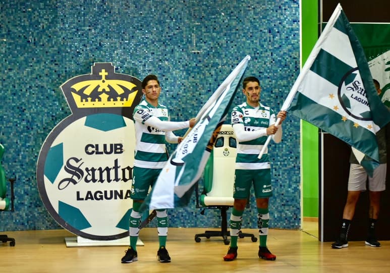 Alan Cervantes (i) y Josecarlos Van Rankin durante el 'Ritual Guerrero', que se llevó a cabo en el Auditorio Orlegi del TSM. (Erick Sotomayor)