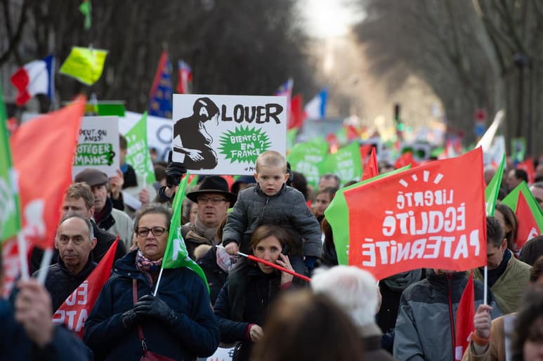 Exigen la retirada del proyecto de ley de bioética que se está tramitando en el Parlamento, que va a ser debatido en el pleno del Senado a partir del próximo martes, y que contiene varios puntos que han suscitado polémica. (EFE)