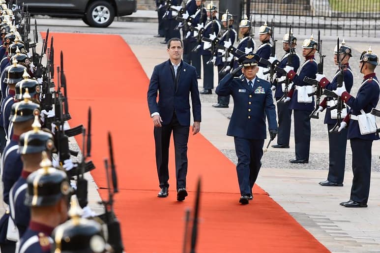El líder venezolano caminó hacia el palacio por una alfombra roja en la que la Guardia Presidencial le hizo calle de honor, para luego iniciar la reunión a puerta cerrada con Duque. (EFE)