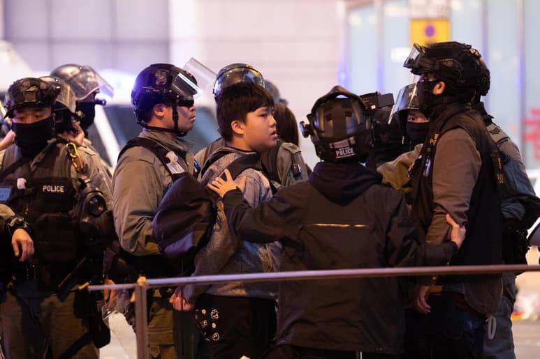 La policía empleó gas lacrimógeno y realizó diversas detenciones. (EFE)