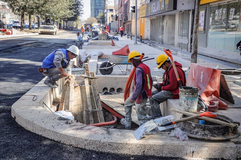 El ramo de la construcción ha bajado debido al poco impulso que se ha generado en la obra pública. (ARCHIVO)