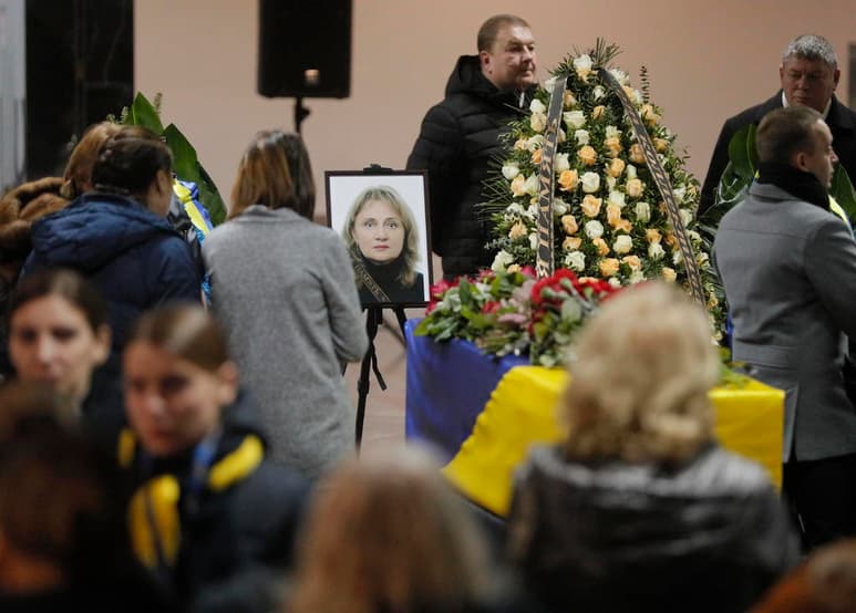 Autoridades de Ucrania encabezaron una breve ceremonia en la que se colocaron flores sobre los ataúdes. (EFE)