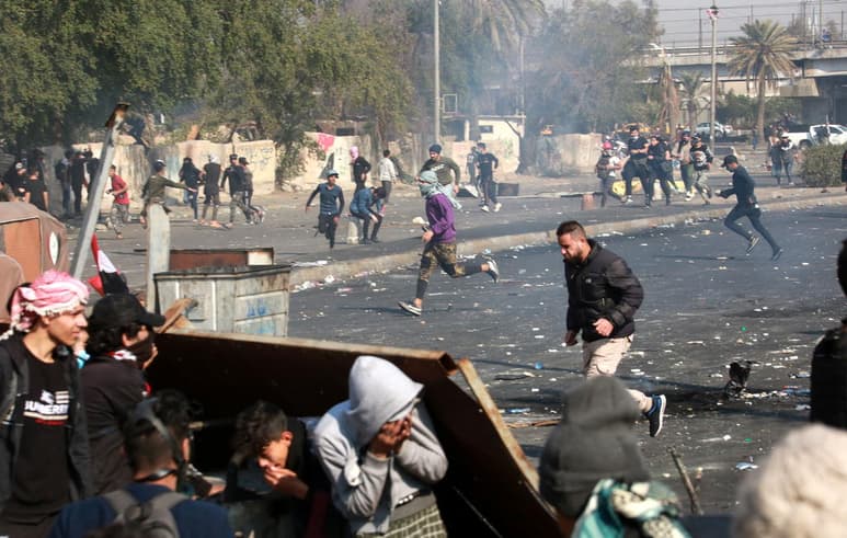 Dos miembros de las fuerzas de seguridad iraquíes y tres manifestantes fallecieron este lunes en enfrentamientos ocurridos durante las protestas en Bagdad. (ARCHIVO)