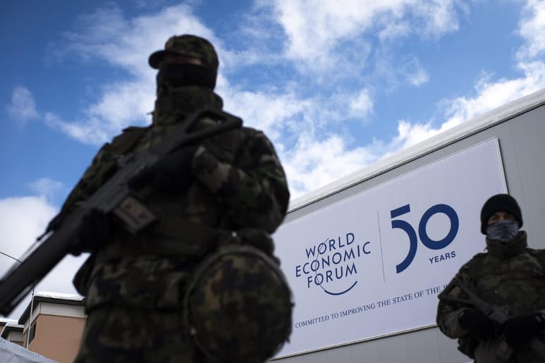 Centenares de activistas marchan por las nieves alpinas hacia el Foro Mundial de Davos en Suiza, mientras las autoridades allá explicaban las medidas de seguridad. (ARCHIVO)