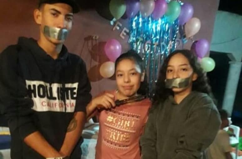 La niña posa con los invitados como si estuvieran secuestrados (CAPTURA)