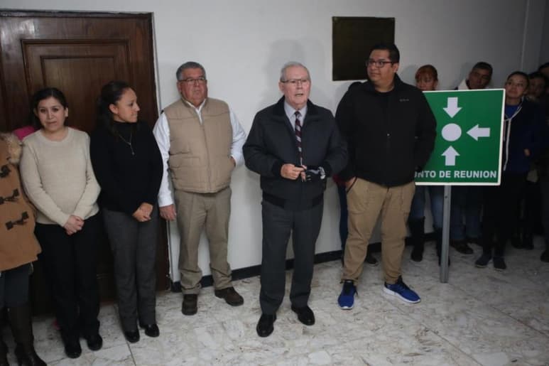 Aproximadamente 100 personas de las oficinas que ocupan la planta alta de este edificio se agruparon en un sector seguro designado por las cuadrillas. (EL SIGLO COAHUILA)
